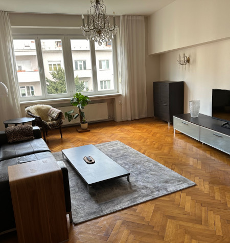 Bývanie pri Bratislavskom hrade - prenájom veľkého zariadeného 4-izb. bytu na ul. Palisády