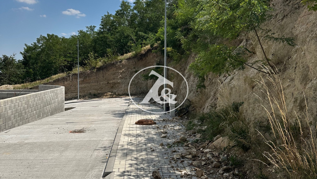 Predaj pozemku na výstavbu 4 RD so sieťami a komunikáciou v atraktívnej lokalite Rača - Popolná ul.