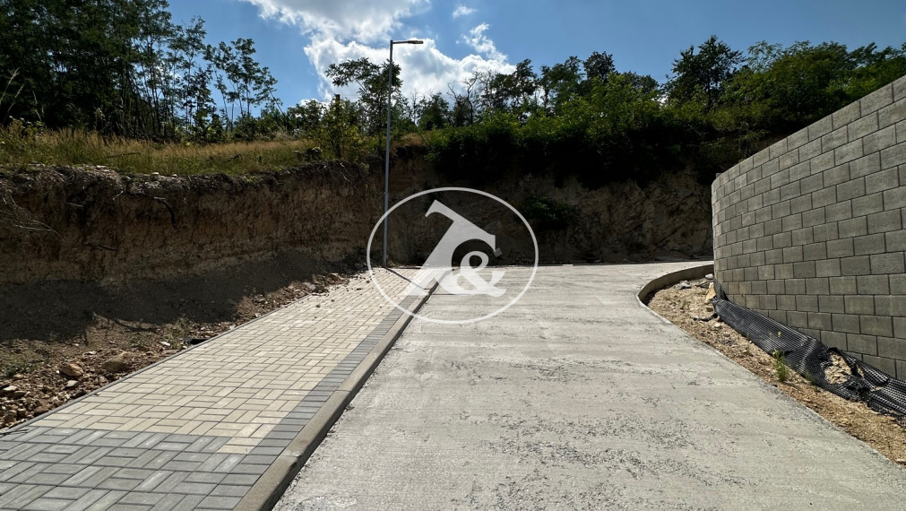 Predaj pozemku na výstavbu 4 RD so sieťami a komunikáciou v atraktívnej lokalite Rača - Popolná ul.