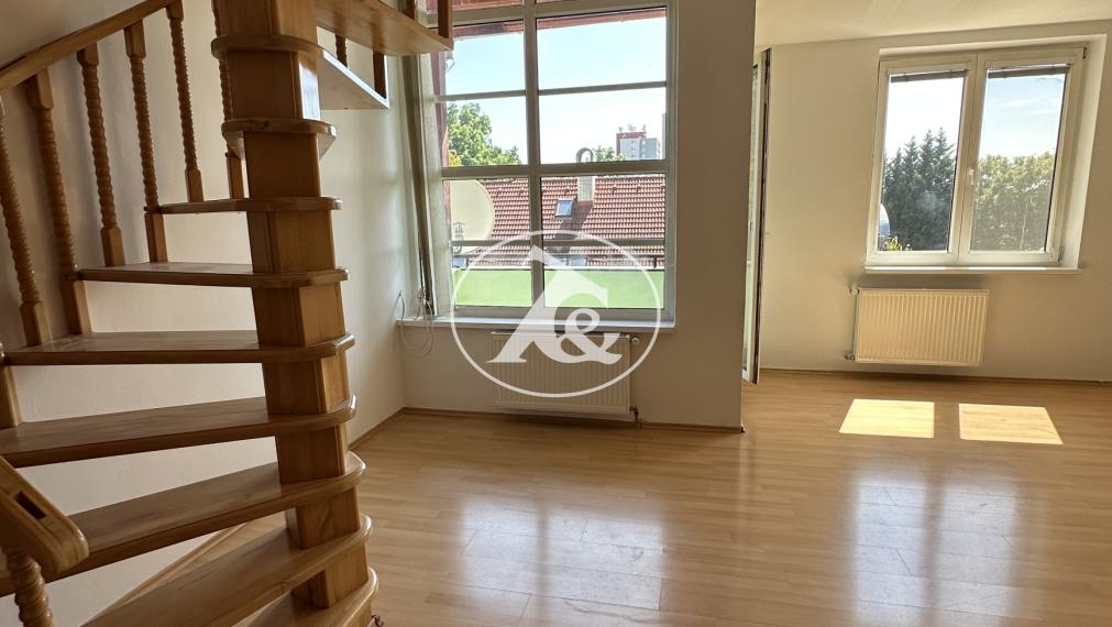 NOVÁ CENA! Štýlový 3-izbový mezonet 85 m² v centre Stupavy – s parkovaním a terasou