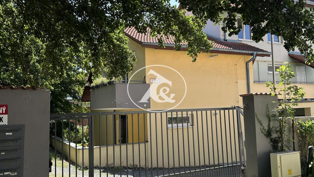 NOVÁ CENA! Štýlový 3-izbový mezonet 85 m² v centre Stupavy – s parkovaním a terasou