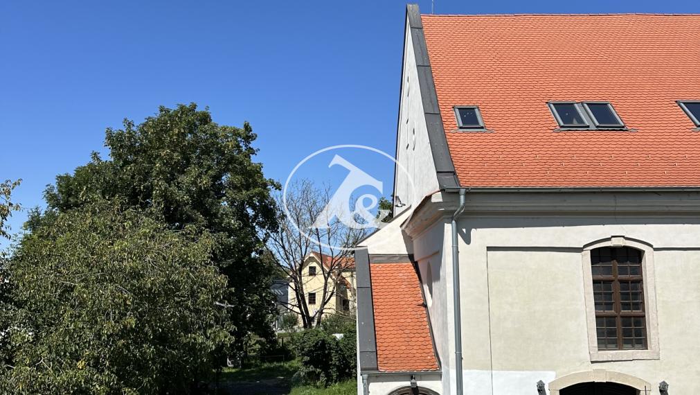 NOVÁ CENA! Štýlový 3-izbový mezonet 85 m² v centre Stupavy – s parkovaním a terasou