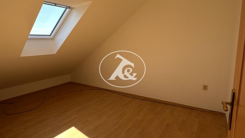 NOVÁ CENA! Štýlový 3-izbový mezonet 85 m² v centre Stupavy – s parkovaním a terasou