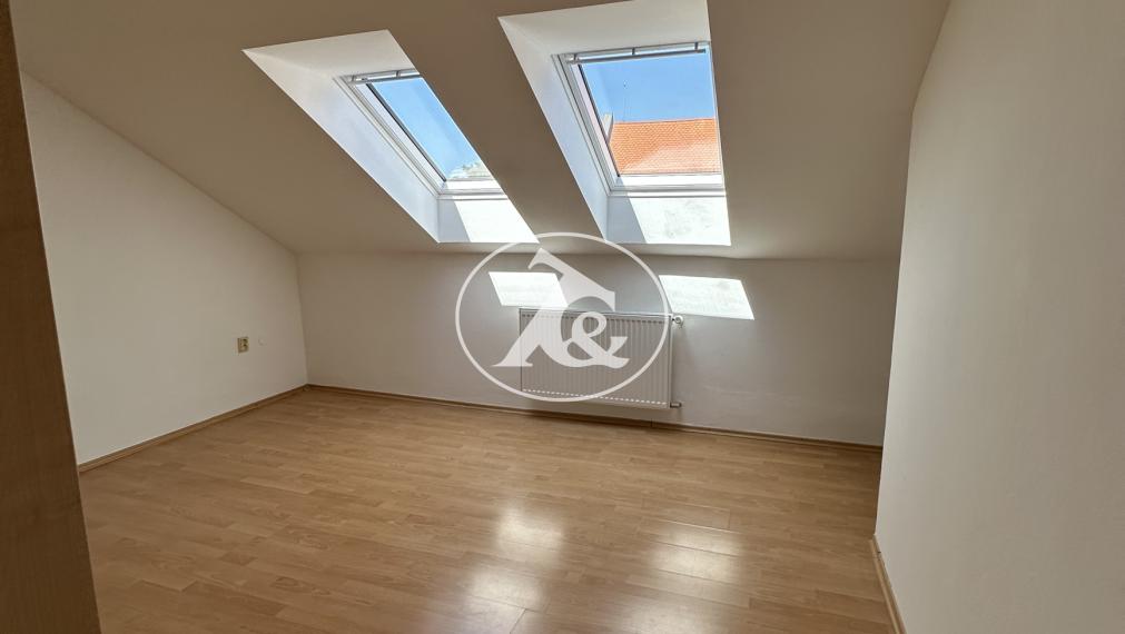 NOVÁ CENA! Štýlový 3-izbový mezonet 85 m² v centre Stupavy – s parkovaním a terasou