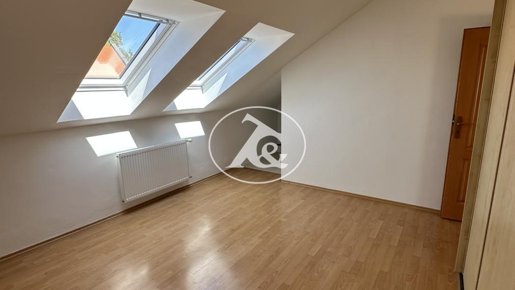 NOVÁ CENA! Štýlový 3-izbový mezonet 85 m² v centre Stupavy – s parkovaním a terasou