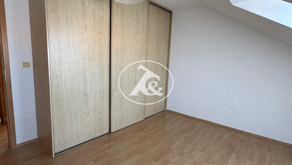 NOVÁ CENA! Štýlový 3-izbový mezonet 85 m² v centre Stupavy – s parkovaním a terasou