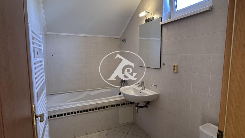 NOVÁ CENA! Štýlový 3-izbový mezonet 85 m² v centre Stupavy – s parkovaním a terasou