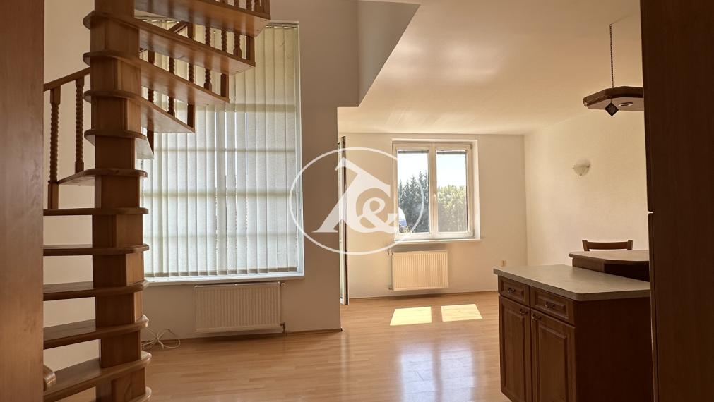 NOVÁ CENA! Štýlový 3-izbový mezonet 85 m² v centre Stupavy – s parkovaním a terasou