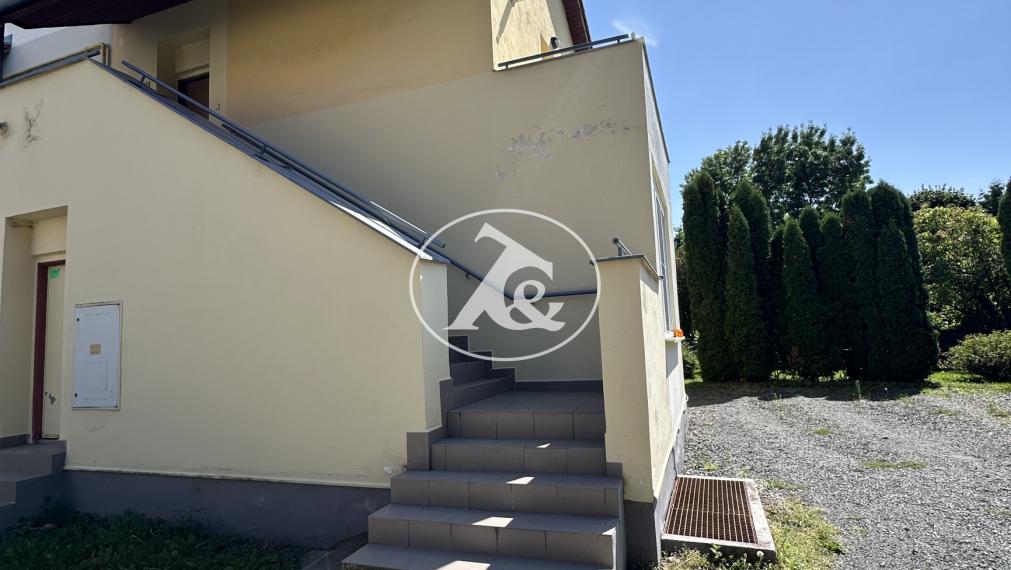 NOVÁ CENA! Štýlový 3-izbový mezonet 85 m² v centre Stupavy – s parkovaním a terasou