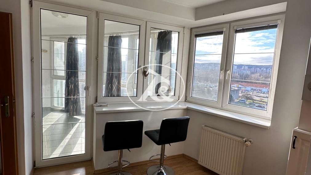 Pohodlné rodinné bývanie: Priestranný 3-izbový byt s potenciálom 4 izieb na predaj v Lamači na Bakošovej ul.