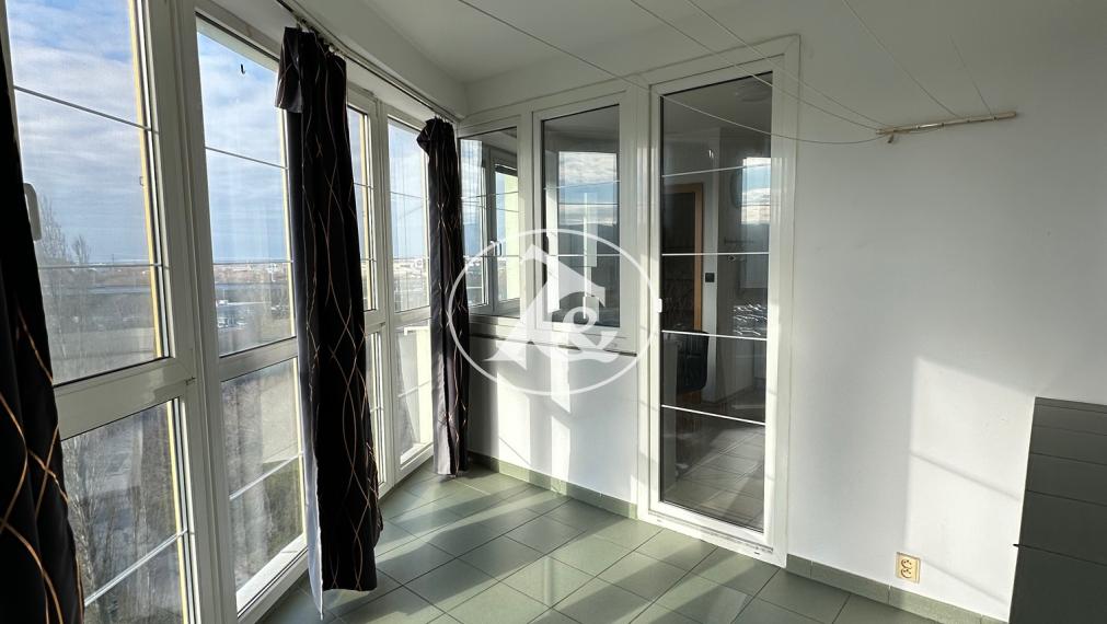 Pohodlné rodinné bývanie: Priestranný 3-izbový byt s potenciálom 4 izieb na predaj v Lamači na Bakošovej ul.