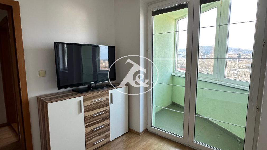 Pohodlné rodinné bývanie: Priestranný 3-izbový byt s potenciálom 4 izieb na predaj v Lamači na Bakošovej ul.