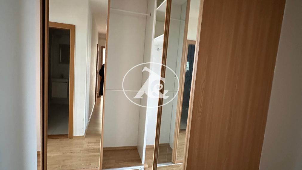 Pohodlné rodinné bývanie: Priestranný 3-izbový byt s potenciálom 4 izieb na predaj v Lamači na Bakošovej ul.