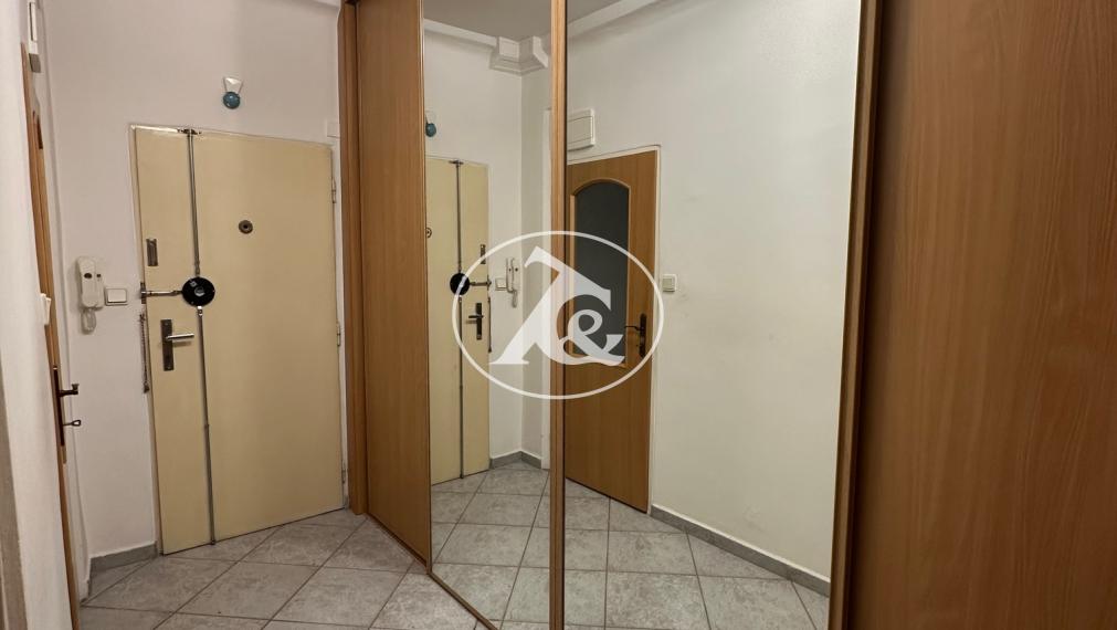 PRIESTRANNÝ 1-IZBOVÝ BYT S BALKÓNOM NA HABURSKEJ UL. V SRDCI ŠTRKOVCA – MOŽNOSŤ 2-IZBOVEJ DISPOZÍCIE