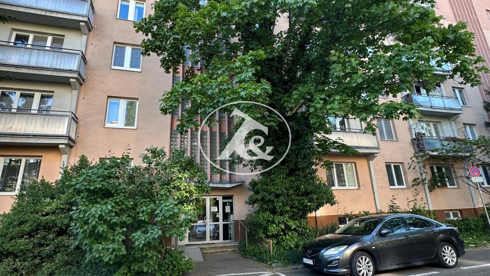 PRIESTRANNÝ 1-IZBOVÝ BYT S BALKÓNOM NA HABURSKEJ UL. V SRDCI ŠTRKOVCA – MOŽNOSŤ 2-IZBOVEJ DISPOZÍCIE