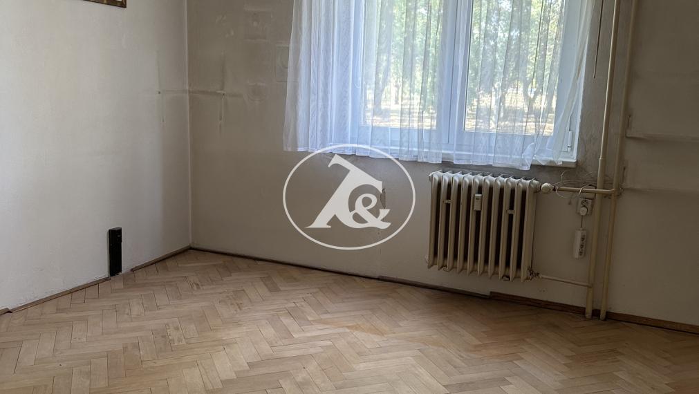 PRIESTRANNÝ 3-IZBOVÝ BYT S VEĽKOU LOGGIOU ORIENTOVANOU DO PARKU,  JADROVÁ UL. , RUŽINOV