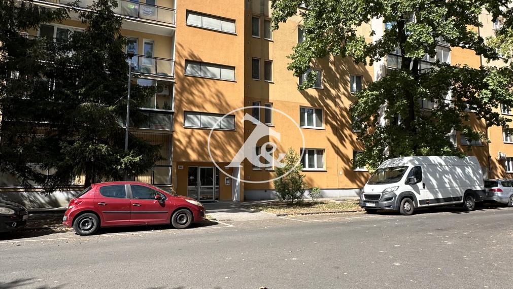 PRIESTRANNÝ 3-IZBOVÝ BYT S VEĽKOU LOGGIOU ORIENTOVANOU DO PARKU,  JADROVÁ UL. , RUŽINOV