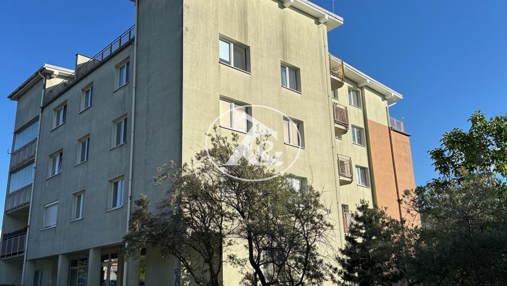 VEĽKORYSÝ 4-IZBOVÝ BYT NA KRAMÁROCH – 100 m², LOGGIA, ZELEŇ A PARKOVANIE