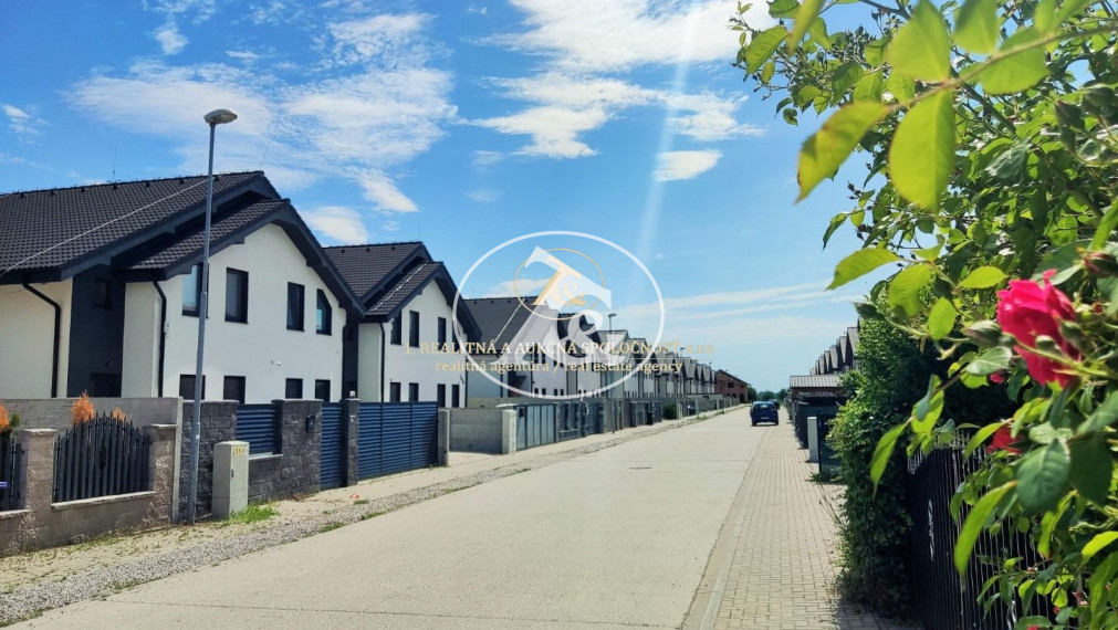 4 izbový mezonetový byt v rodinnom dvojdome so záhradou, blízko mesta a predsa v kľude  vidieka