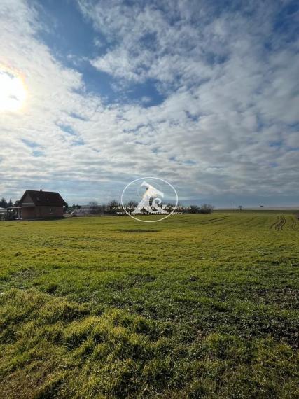 Predaj stavebného pozemku o výmere 560 m2 v Jarovciach - Mandľová ul.