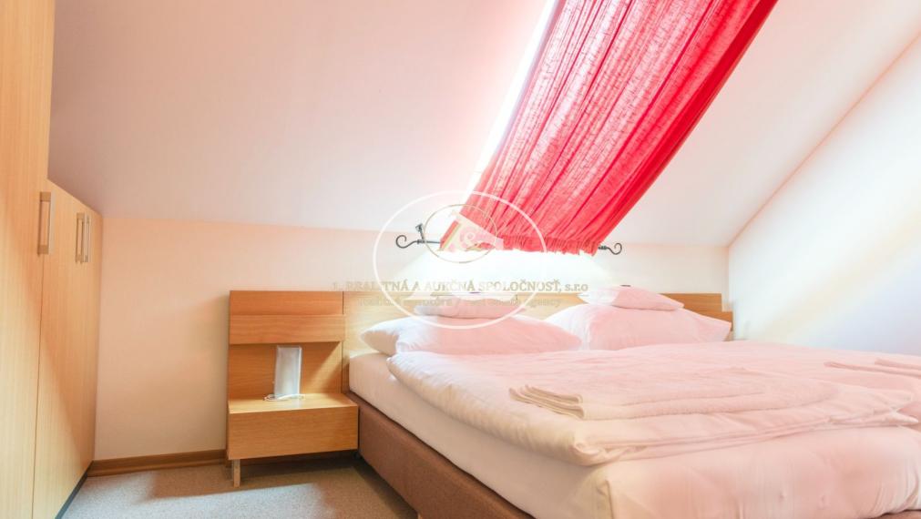 Multifunkčný dom v Mýte pod Ďumbierom - Bývanie a podnikanie v jednom!