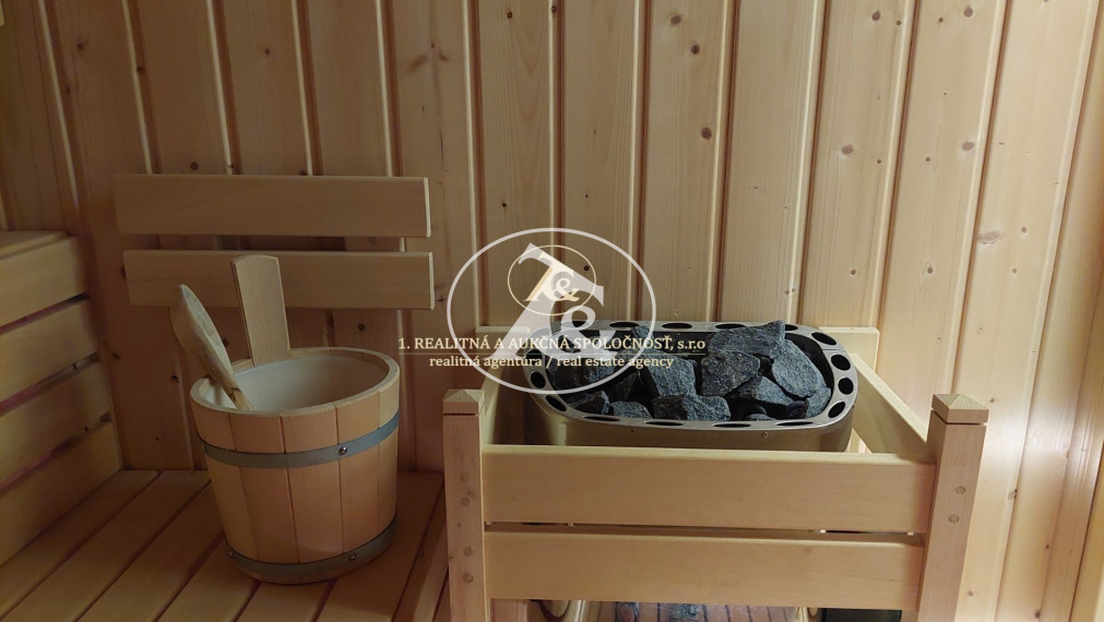 Multifunkčný dom v Mýte pod Ďumbierom - Bývanie a podnikanie v jednom!