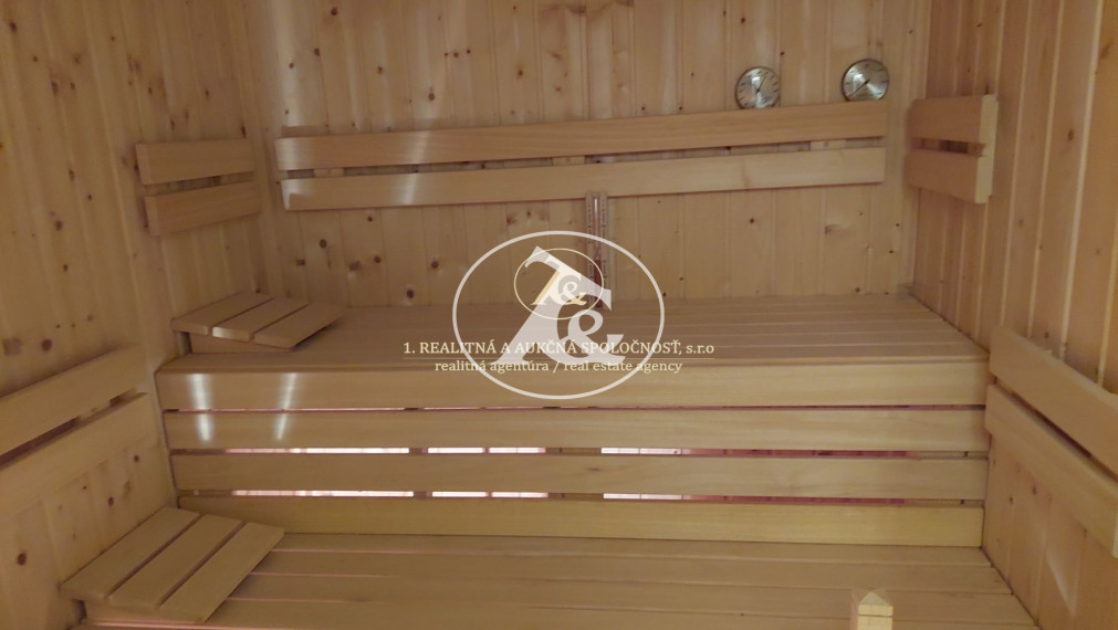 Multifunkčný dom v Mýte pod Ďumbierom - Bývanie a podnikanie v jednom!