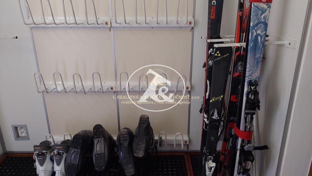 Multifunkčný dom v Mýte pod Ďumbierom - Bývanie a podnikanie v jednom!