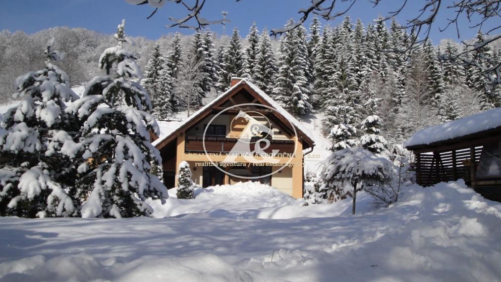 Multifunkčný dom v Mýte pod Ďumbierom - Bývanie a podnikanie v jednom!