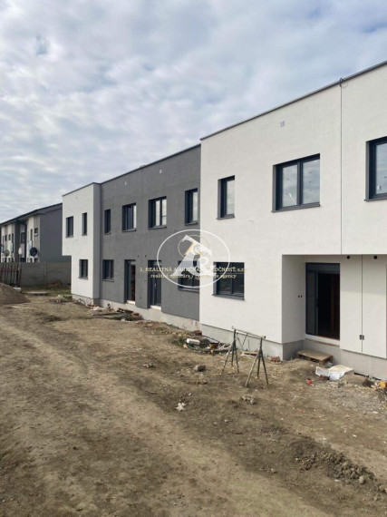 Moderný radový mezonetový dom v Rovinke - Luxusný život v prírode s výhodnou dostupnosťou do Bratislavy