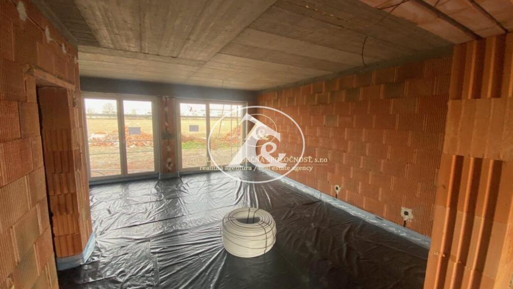 Moderný radový mezonetový dom v Rovinke - Luxusný život v prírode s výhodnou dostupnosťou do Bratislavy