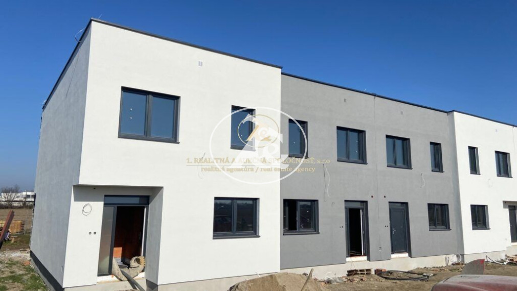 Rohový dom v radovej zástavbe rodinných domov v Rovinke - Luxusný život v prírode s výhodnou dostupnosťou do Bratislavy