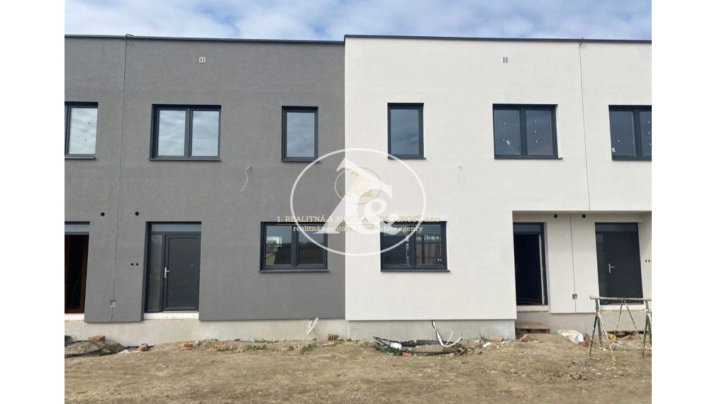 Rohový dom v radovej zástavbe rodinných domov v Rovinke - Luxusný život v prírode s výhodnou dostupnosťou do Bratislavy