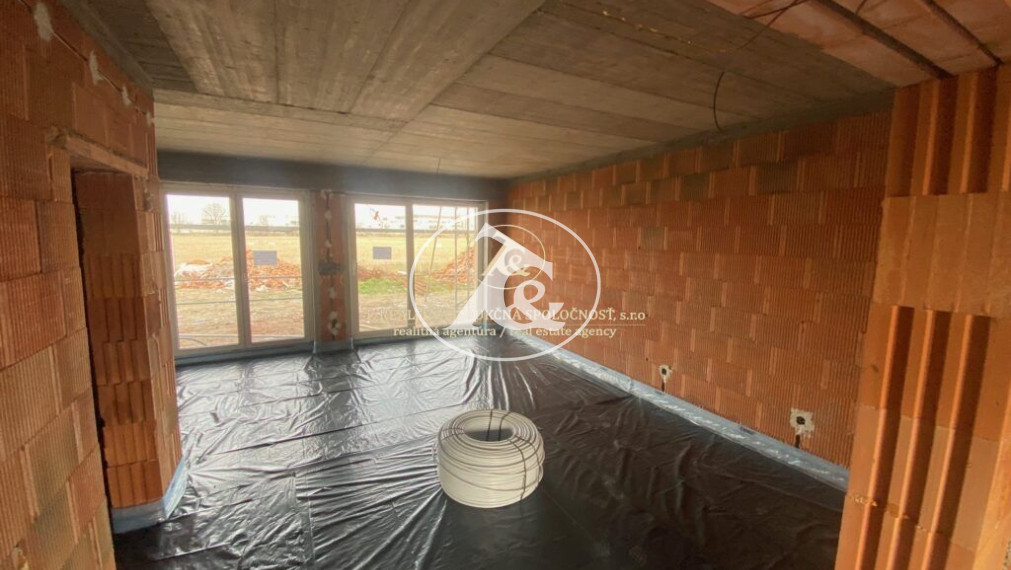 Rohový dom v radovej zástavbe rodinných domov v Rovinke - Luxusný život v prírode s výhodnou dostupnosťou do Bratislavy