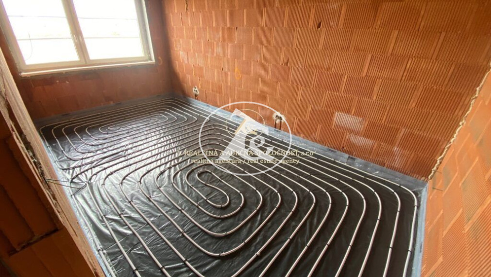 Rohový dom v radovej zástavbe rodinných domov v Rovinke - Luxusný život v prírode s výhodnou dostupnosťou do Bratislavy