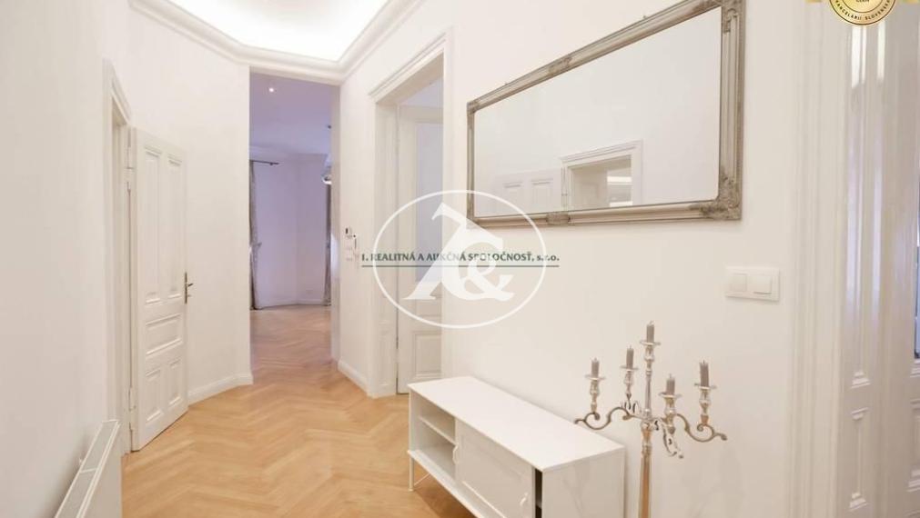 PRENÁJOM JEDINEČNÉHO STAROMESTSKÉHO 4-IZB. BYTU S GARÁŽOU