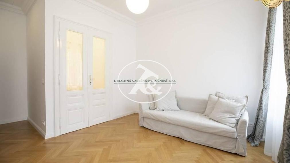 PRENÁJOM JEDINEČNÉHO STAROMESTSKÉHO 4-IZB. BYTU S GARÁŽOU