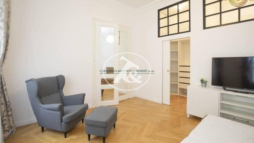 PRENÁJOM JEDINEČNÉHO STAROMESTSKÉHO 4-IZB. BYTU S GARÁŽOU