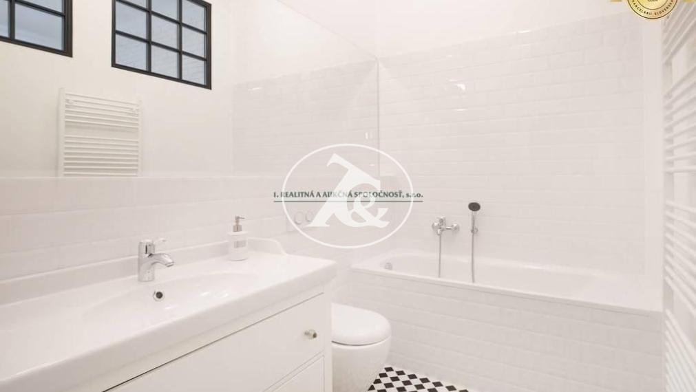 PRENÁJOM JEDINEČNÉHO STAROMESTSKÉHO 4-IZB. BYTU S GARÁŽOU