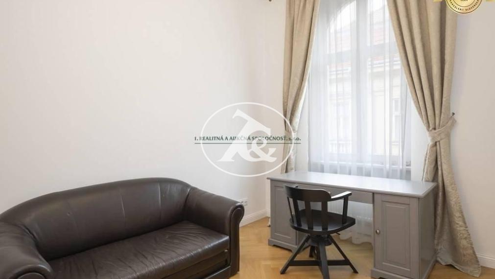 PRENÁJOM JEDINEČNÉHO STAROMESTSKÉHO 4-IZB. BYTU S GARÁŽOU