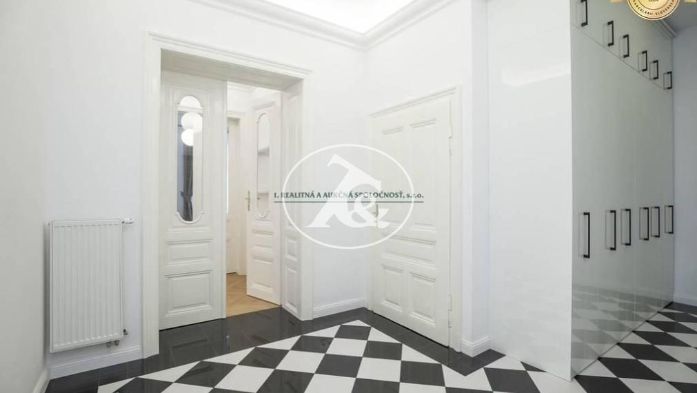 PRENÁJOM JEDINEČNÉHO STAROMESTSKÉHO 4-IZB. BYTU S GARÁŽOU