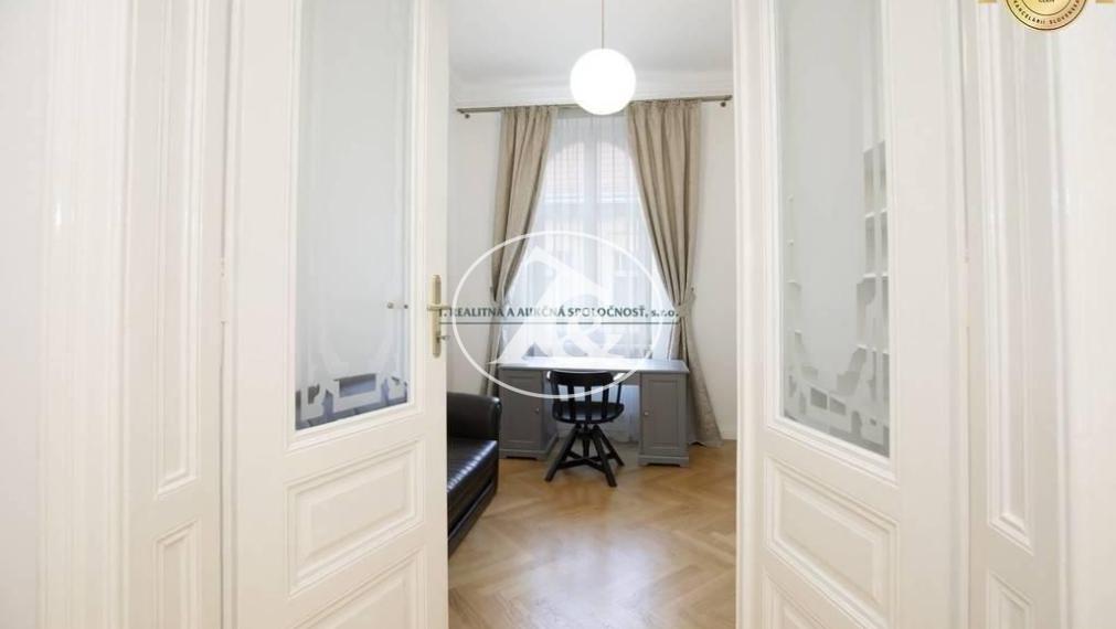 PRENÁJOM JEDINEČNÉHO STAROMESTSKÉHO 4-IZB. BYTU S GARÁŽOU