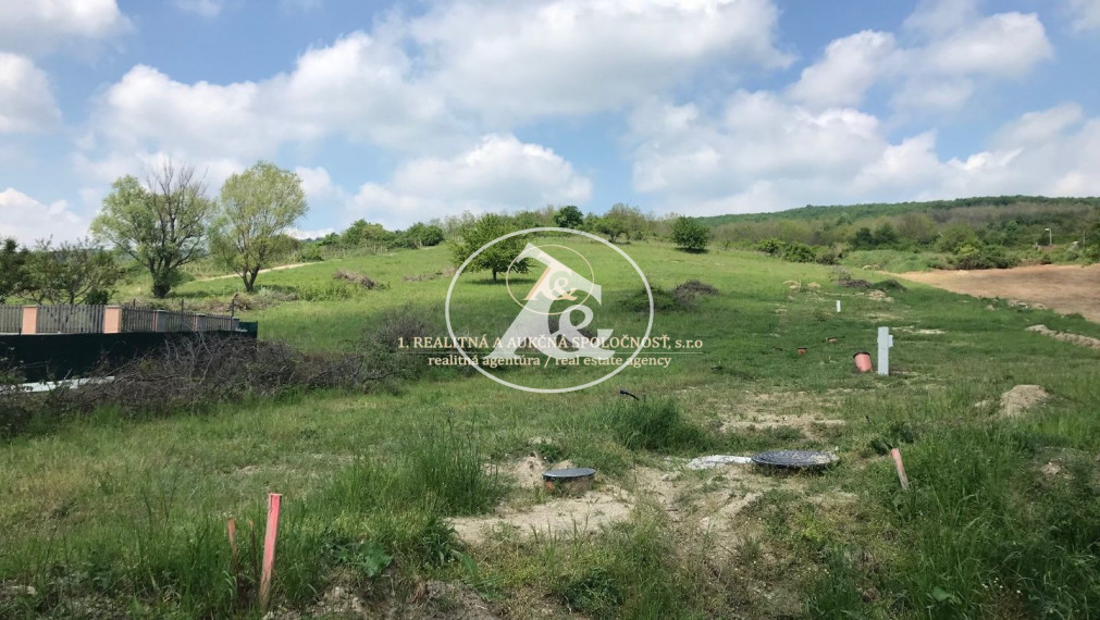 Rača - Kamilková ul. -  stavebný pozemok na rodinný dom už so všetkými sieťami