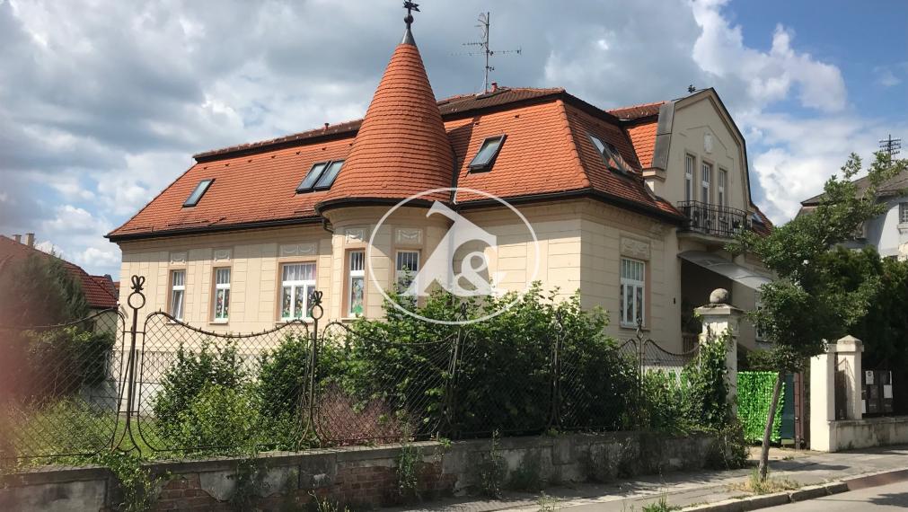 Piaristická ulica – kaštieľ v centre mesta
