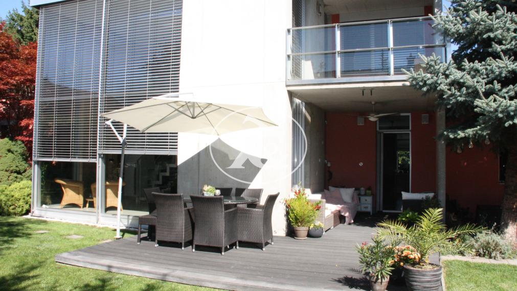 Moderná vila  s bazénom v II.obvode-   privátna ulica.