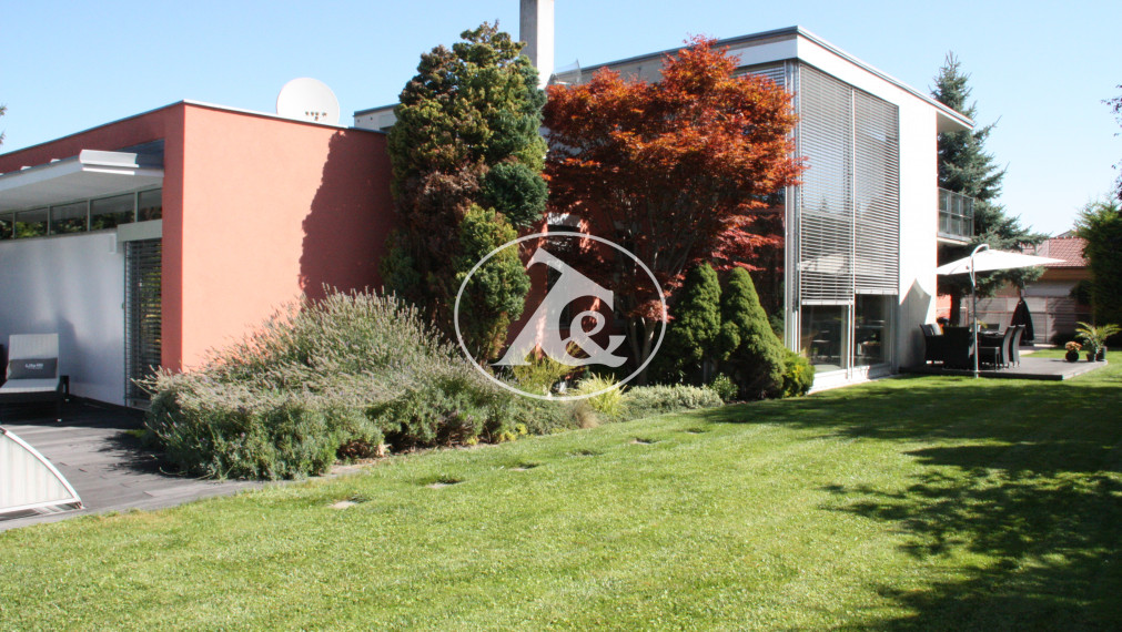 Moderná vila  s bazénom v II.obvode-   privátna ulica.