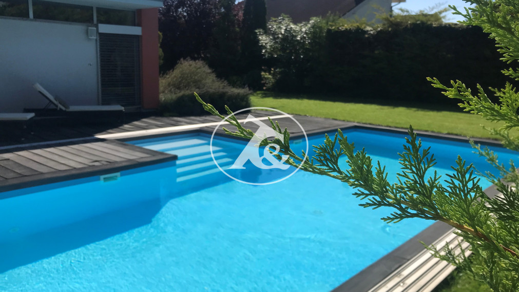 Moderná vila  s bazénom v II.obvode-   privátna ulica.