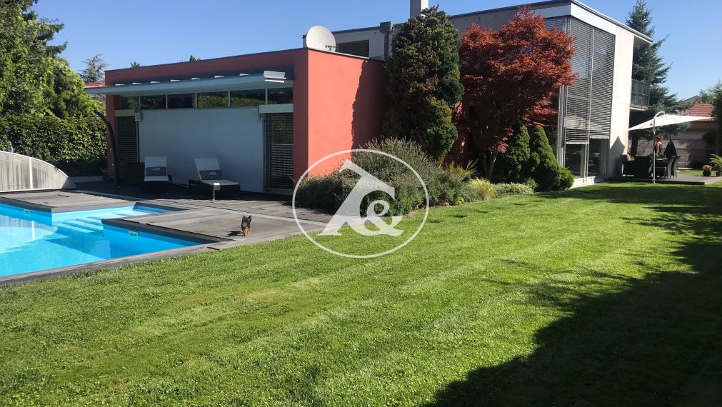 Moderná vila  s bazénom v II.obvode-   privátna ulica.