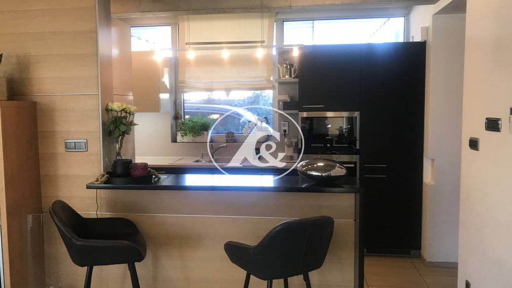 Moderná vila  s bazénom v II.obvode-   privátna ulica.