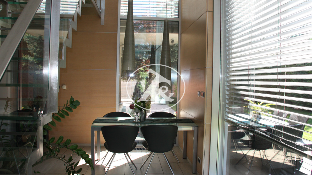 Moderná vila  s bazénom v II.obvode-   privátna ulica.